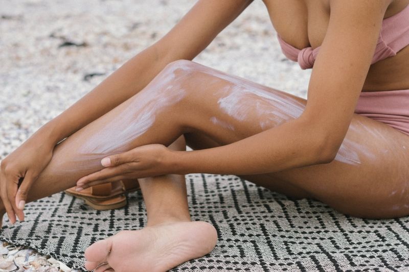 Как да избелите тъмните петна по кожата