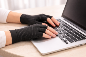 Компресивни ръкавици с медни влакна – за артрит, болки и схващане в ръцете