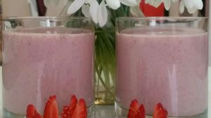 Рецепта за здравословна закуска - ягодово смути с овесени ядки