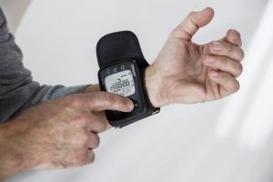Електронен апарат за измерване на кръвното налягане на китката ОМРОН RS6